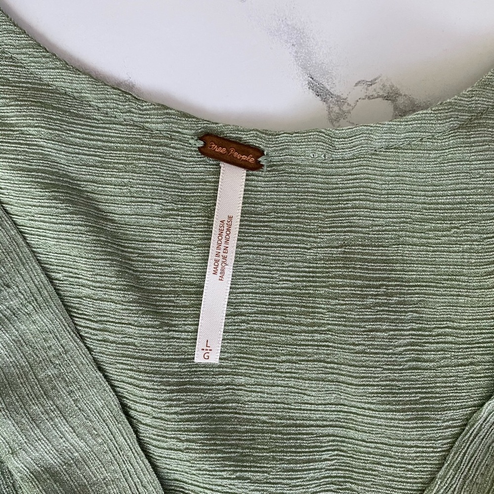 💕NWT Free People Check On It Wrap Top Green - Picture 9 of 9